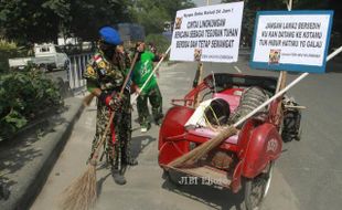 FOTO DAMPAK LETUSAN KELUD : Kopka Bagyo Menyapu 24 Jam