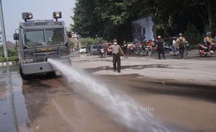 FOTO DAMPAK LETUSAN KELUD : Mobil Water Cannon Semprot Abu Vulkanik