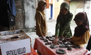 FOTO GUNUNG KELUD MELETUS : Abu Vulkanis di Solo Jadi Asbak