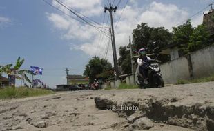 FOTO JALAN RUSAK :  Jl. Kiai Siraj Makamhaji Rusak Berat