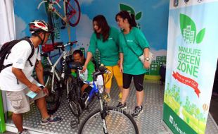 FOTO MANULIFE GREEN ZONE : Manulife Fasilitasi Pemeriksaan Sepeda Gratis