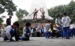 FOTO SITUS SEJARAH : Siswa TK Bersihkan Monumen '45