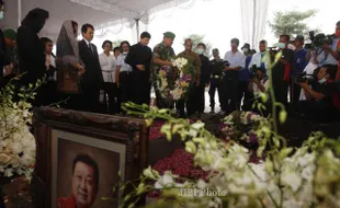 FOTO PEMAKAMAN LUKMINTO : Pangdam Diponegoro Letakkan Karangan Bunga