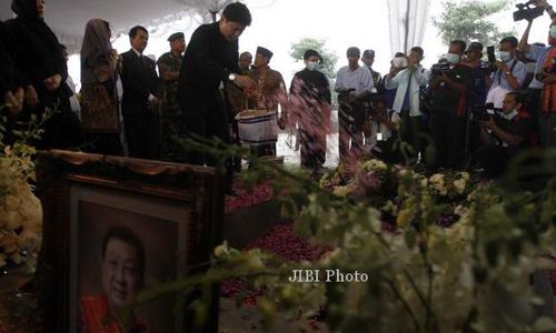 PEMAKAMAN LUKMINTO : Dari Menangkupkan Tangan hingga Sujud di Depan Jenazah Lukminto