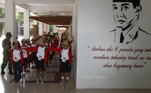 FOTO PENDIDIKAN KARAKTER : Siswa SMPN 22 Solo Latihan Berbaris