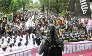 FOTO RAPERDA MIRAS SOLO : Demonstran Antiraperda Miras Padati DPRD