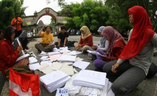 FOTO SAHABAT KAPAS : Kertas Bekas Jadi Buku