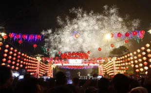 IMLEK 2015 :  Ribuan Warga Padati Sargede Solo: Doa, Lampion dan Kembang Api