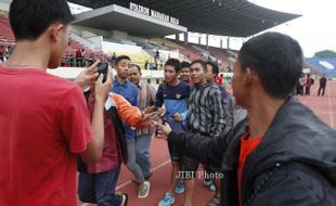 FOTO TIMNAS U-19 : Berebut Foto Bersama Ivan Dimas