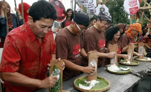 FESTIVAL JENANG SOLO : 300 Orang Parut Kelapa Hasilkan Bubur Kreatif