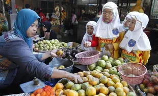 FOTO OUTING CLASS : SD Muhammadiyah PK ke Pasar Jongke