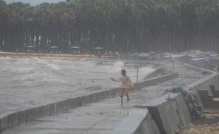 FOTO GELOMBANG PASANG KUPANG : Gelombang Pasang Terjang Pantai Oesapa