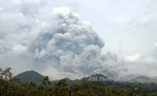 DAMPAK LETUSAN KELUD : Hujan Abu Belum Reda, Jalur Ngantang-Kediri Masih Ditutup