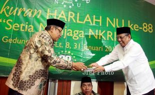 FOTO TASYAKURAN HARLAH KE-88 PBNU : Memberikan Potongan Nasi Tumpeng