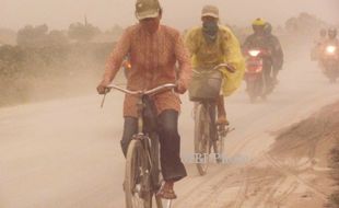 HUJAN ABU SOLORAYA : Boyolali Diguyur Abu Vulkanik, Banyak PNS Bolos Kerja