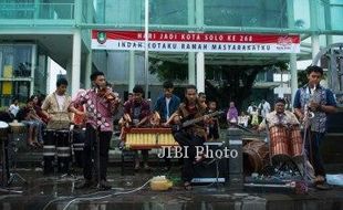 MUSIK ETNIK : Kemlaka Kemas Ragam Musik Nusantara dalam Wang Sinawang   