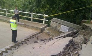 JALAN RUSAK WONOGIRI : Jalur Wonogiri-Pacitan Putus, Desa Pucung Terisolasi