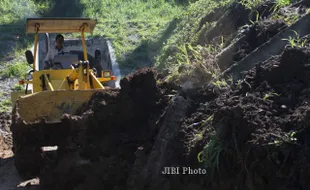 FOTO JALAN TERTIMBUN LONGSOR : Material Longsor Menutup Jalan di Tulungagung