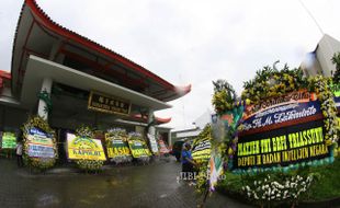 FOTO LUKMINTO MENINGGAL DUNIA : Karangan Bunga Ucapan Duka cita 