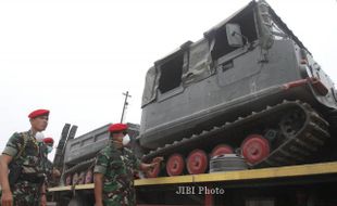 FOTO GUNUNG KELUD MELETUS : Mengecek Kendaraan Hagglunds