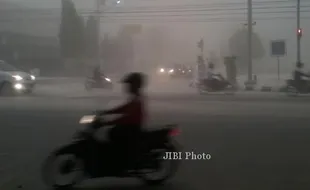 HUJAN ABU SOLORAYA : Diguyur Hujan Abu, Sekolah di Sragen Pulang Lebih Awal