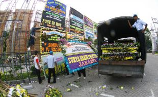 FOTO LUKMINTO MENINGGAL DUNIA : Mengangkut Karangan Bunga Duka Cita 