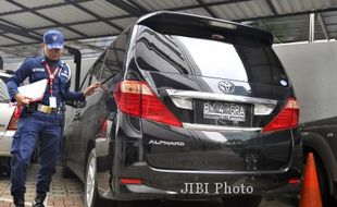 FOTO KASUS WAWAN : Mobil DPRD Banten Disita KPK