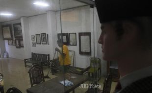 FOTO MUSEUM SAMANHOEDI : Membersihkan Lantai 