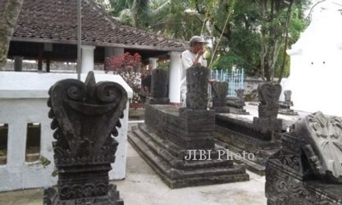 KISAH UNIK PEMILU : Caleg Tak Ragu Ngalap Berkah ke Makam