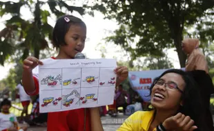 FOTO LOMBA MENDONGENG : Semut Nggotong Roti