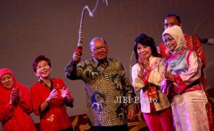 FOTO PEMBUKAAN PEKAN BUDAYA TIONGHOA : Mengayunkan Cambuk