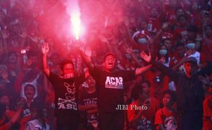 PERSIS SOLO VS PSPS PEKANBARU : Ini Dia Foto Aksi Suporter Persis Solo