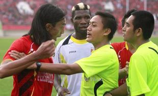 RALAT KETERANGAN FOTO PERSIS SOLO VS PSPS PEKANBARU : Ini Foto Protes Pemain Persis Solo