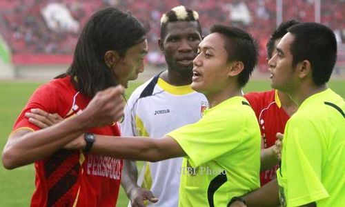 RALAT KETERANGAN FOTO PERSIS SOLO VS PSPS PEKANBARU : Ini Foto Protes Pemain Persis Solo