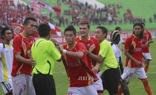 FOTO PERSIS SOLO VS PSPS PEKANBARU : Ini Foto Pemain Persis Solo Serang Wasit