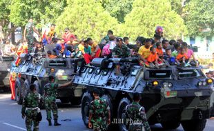 FOTO PAMERAN ALUTSISTA KAVALERI : Warga Mencoba Kendaraan Tempur