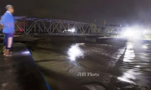 FOTO GUNUNG KELUD MELETUS : Begini Kondisi Jembatan Kandangan Akibat Lahar Dingin Kelud