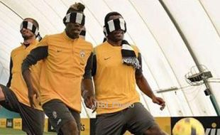 TANTANGAN UNIK PEMAIN JUVE : Aksi Freestyle Pogba dengan Mata Tertutup, Top!   