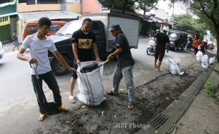 FOTO DAMPAK LETUSAN KELUD : Gotong Royong Membersihkan Abu Vulkanik