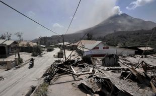 FOTO RUMAH ROBOH DI SINABUNG : Rumah Roboh Diterpa Abu Vulkanik Sinabung