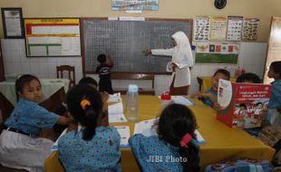 KURIKULUM 2013 : Keterlambatan Buku Kurikulum 2013 Menambah Beban BOS