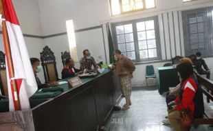 FOTO HUJAN ABU SOLORAYA : Sidang Tilang 