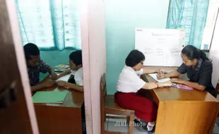 FOTO SISWA INKLUSI : Siswa inklusi belajar bersama GPK