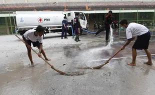  FOTO DAMPAK LETUSAN KELUD : Membersihkan Lapangan