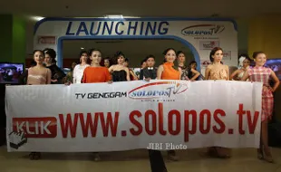 FOTO LAUNCHING SOLOPOS TV : Membentangkan Spanduk