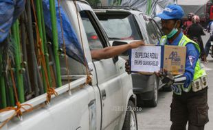 FOTO PEDULI KORBAN LETUSAN GUNUNG KELUD : Penggalangan Dana