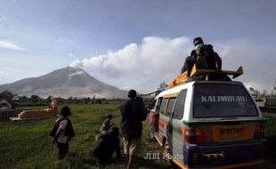 Pengungsi Sinabung Isi Waktu Dengan Berjualan Kue