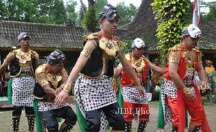 FOTO TERAPI JIWA MELALUI KESENIAN : Tari Pentul Tembem