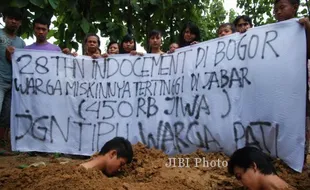 FOTO TOLAK PABRIK SEMEN :  Teatrikal Kubur Diri 