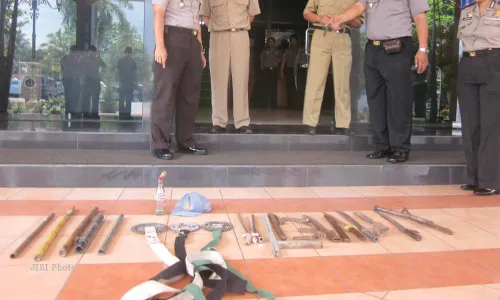 TAWURAN : Senjata Disembunyikan di Warung